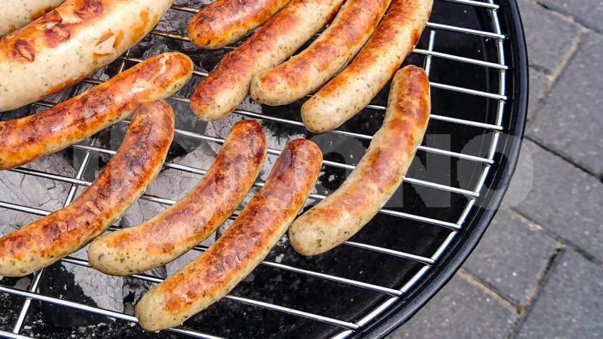 Mehrere Rostbratwürste auf dem Grill