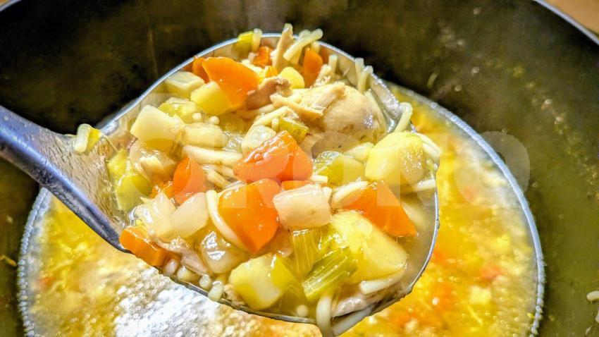Eine Kelle Hühnersuppe