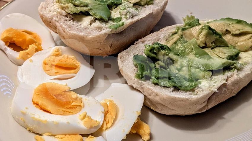 Avocado Brötchen mit Ei