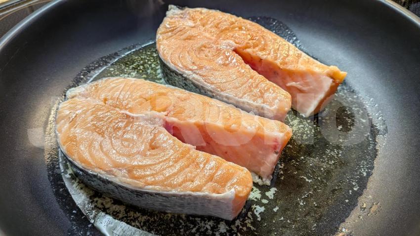 Lachsstücke in der Pfanne