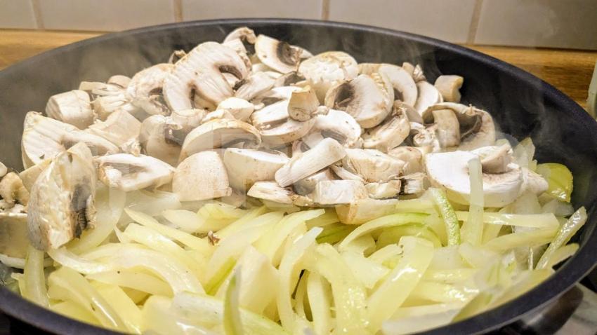 Champignons mit Zwiebeln